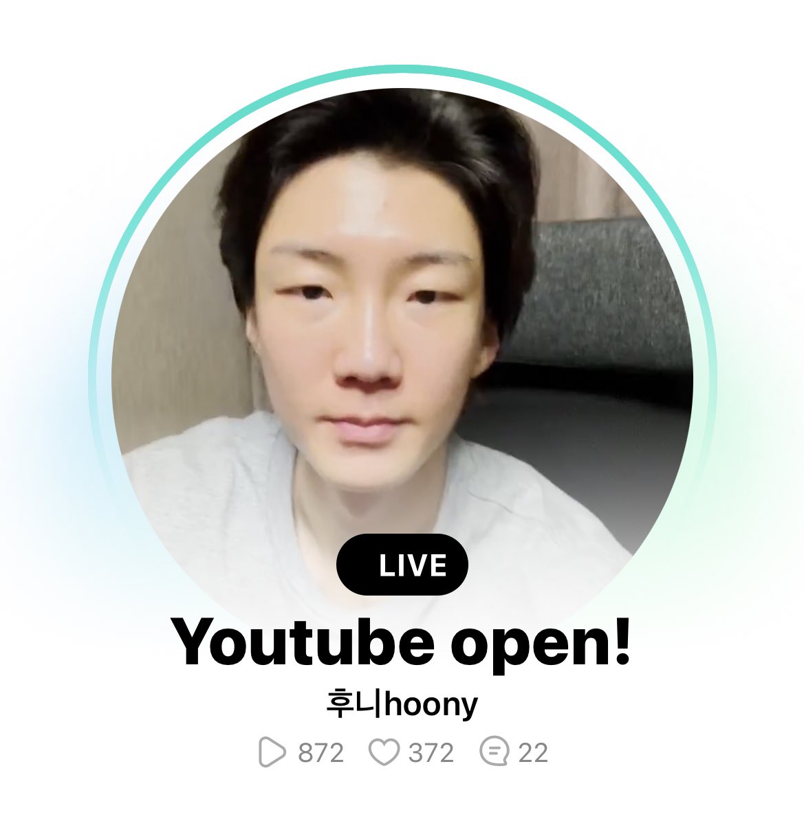 Hoony WINNER melakukan Weverse Live