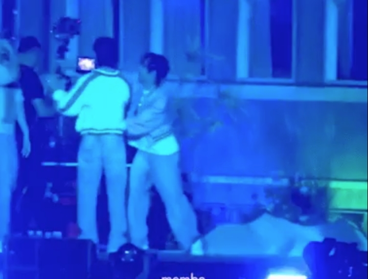 V dan J-Hope Tolong Kameramen Yang Jatuh di Konser BTS