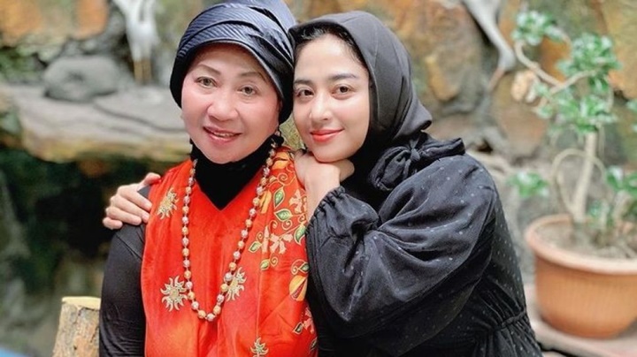 Dewi Persik Labrak Bapak-bapak yang Nekat Lamar Ibunya: Mami Aku Udah 70 Tahun!