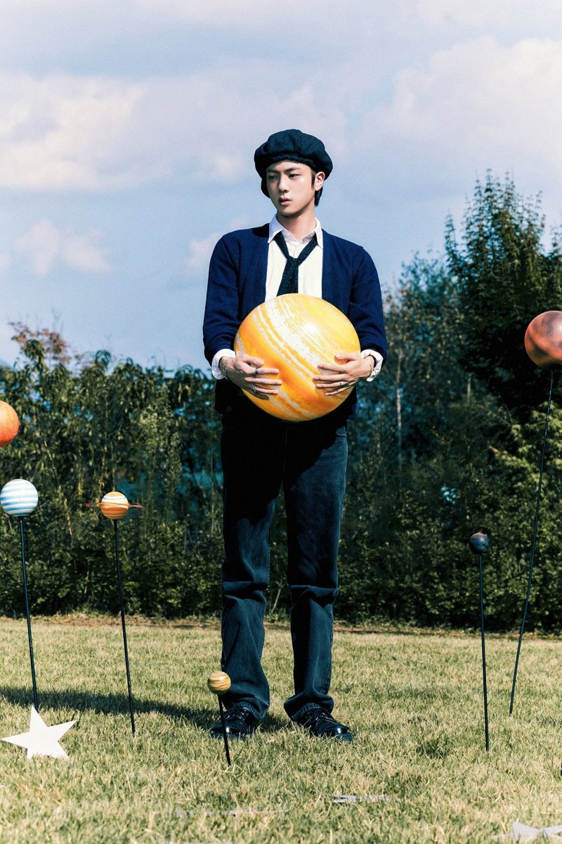 Jin Rilis Foto Konsep Untuk \'The Astronaut\', Latar Berbudget Rendah Tuai Kritikan Fans