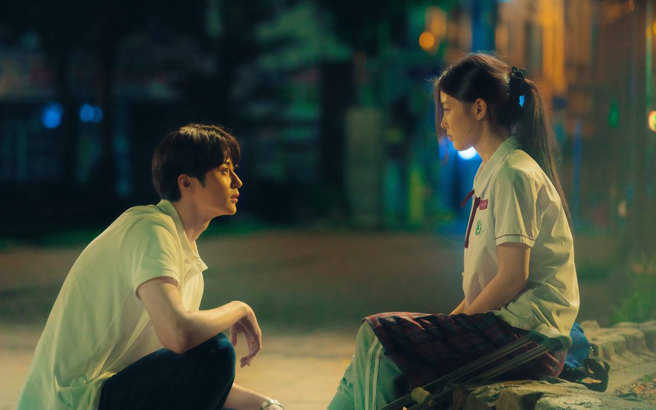 Byeon Woo Seok dan Kim Yoo Jung Diskusi Intens Demi Adegan Mesra '20th Century Girl'