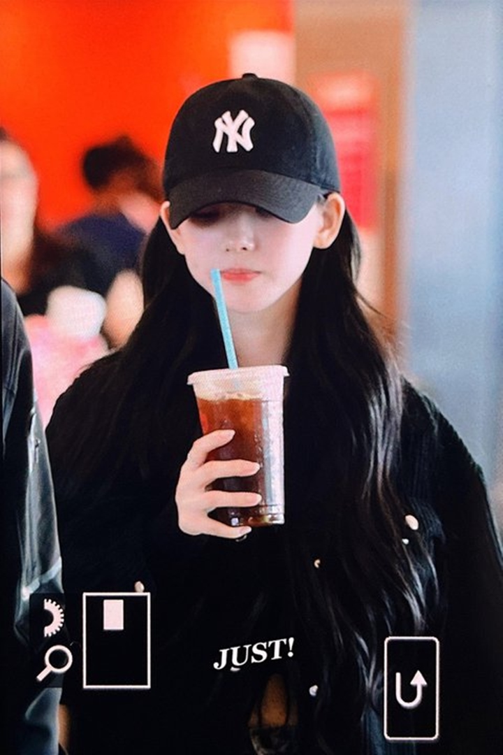 Ukuran Wajah Karina aespa Dibandingkan Dengan Gelas Starbucks