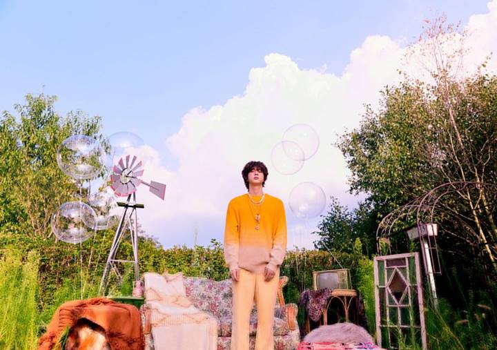 Jin Buat Pangling Penuh Freckles, \'Bawa\' Member BTS Di Teaser Baru \'The Astronaut\'