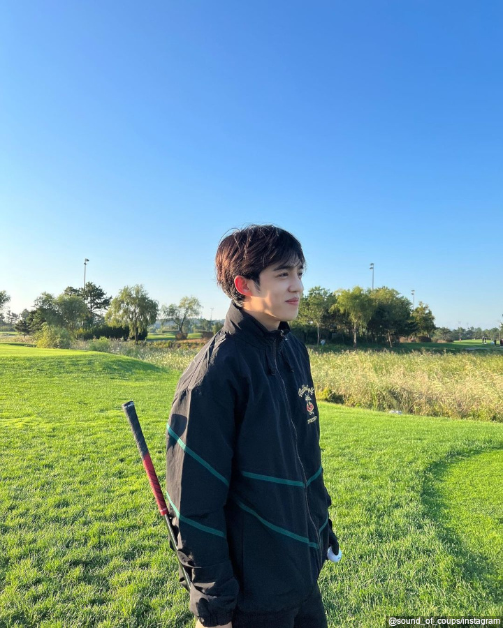 Charming dengan Senyum Tipis