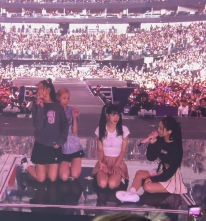 Rose dan Lisa BLACKPINK Diduga Sedang Tak Akur Selama Tur Konser \'BORN PINK\' Rose dan Lisa BLACKPINK Diduga Sedang Tak Akur Selama Tur Konser \'BORN PINK\'