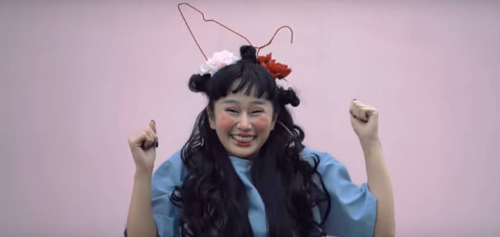 Pakai Aksesoris dan Make Up Unik