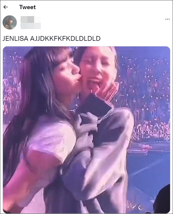 Jennie Heboh Dicium Lisa di Konser BLACKPINK