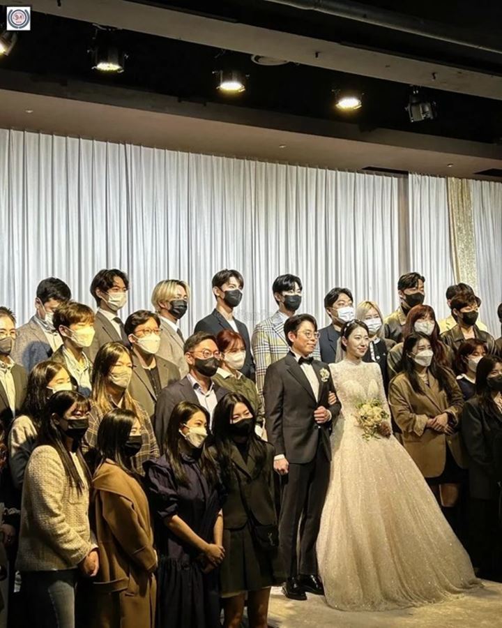Manajer SHINee dan TVXQ Menikah, Artis SM Bak Sulap Kondangan Jadi Konser Mini