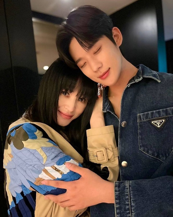 Momen Peluk Kim Hye Soo