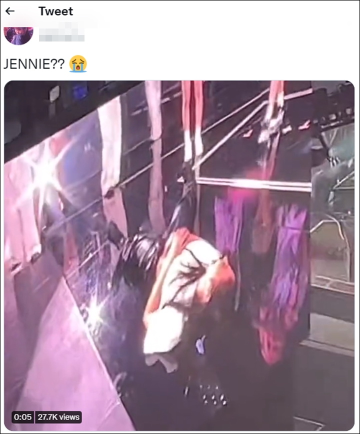 Jennie Rebahan di Panggung Konser BLACKPINK