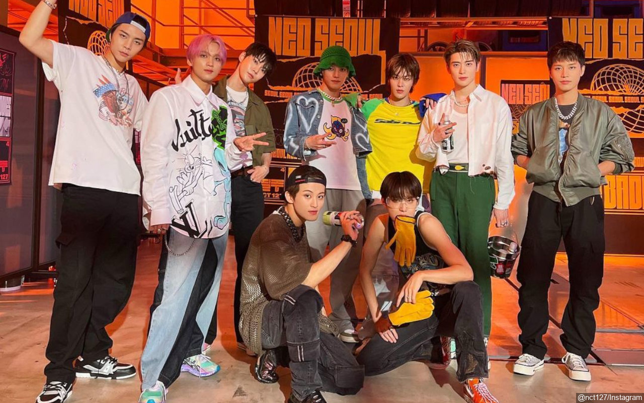 Fans Korea-Jepang Iri dengan Lightstick Raksasa di Konser NCT 127 Indonesia