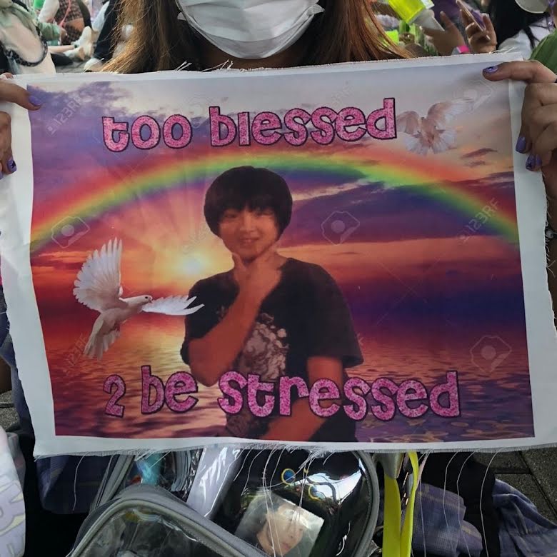 Mark Bawa Pulang Banner Lucu Fans Bergambar Meme Haechan di Konser NCT 127 di Jakarta