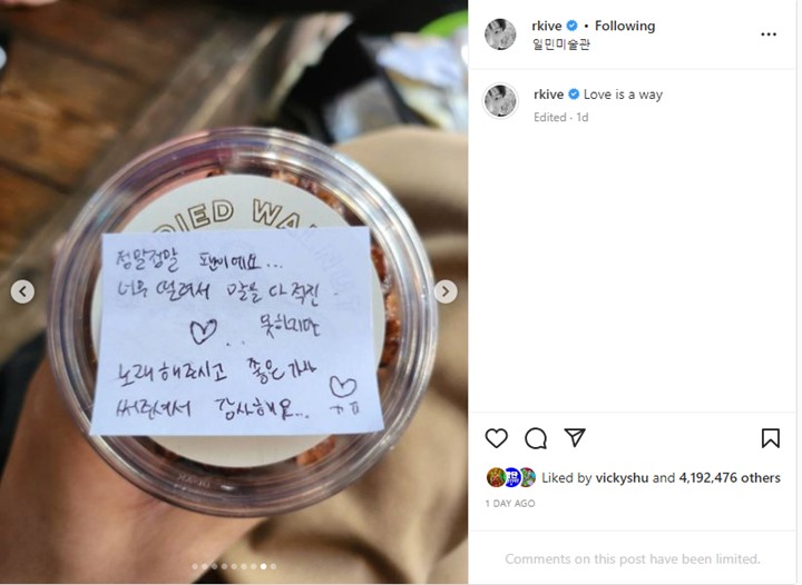 RM BTS Pamer Isi Surat Cinta dari Fans, Gestur Manis Tuai Reaksi Campur Aduk
