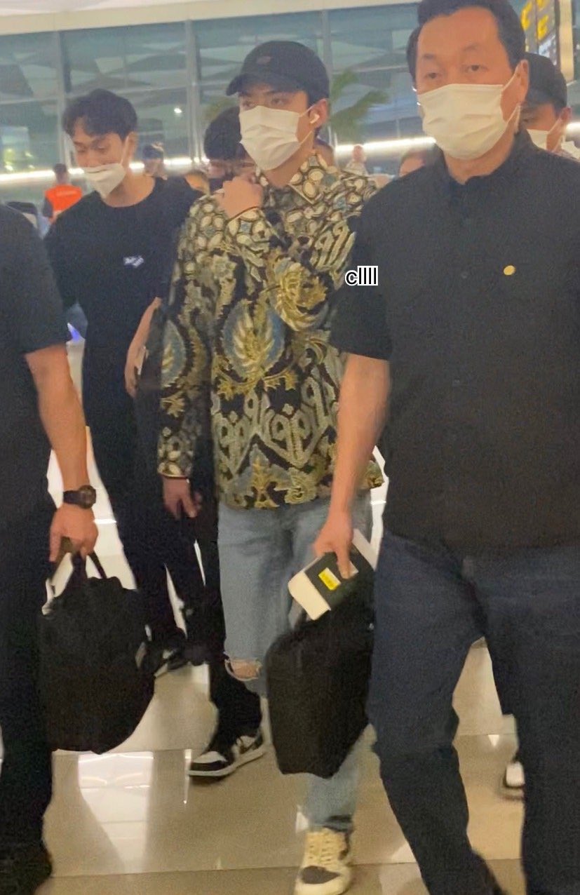 Sehun Tampil Mempesona Kenakan Pakaian Batik Saat Pulang ke Korea dari Indonesia