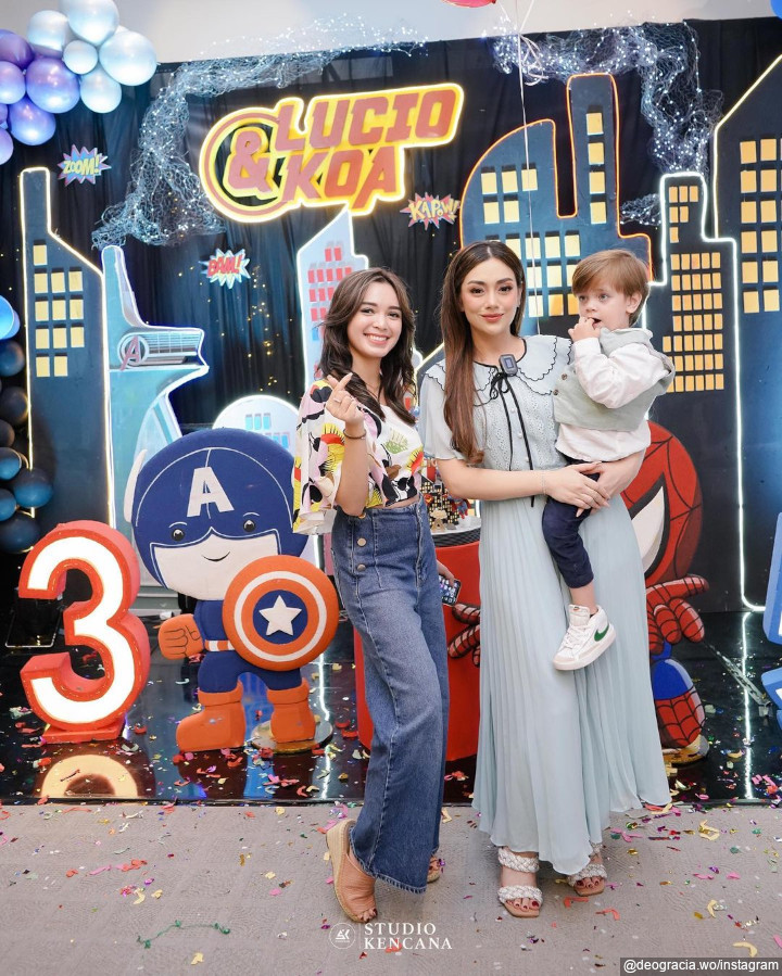 Foto Bareng Claudia Andhara