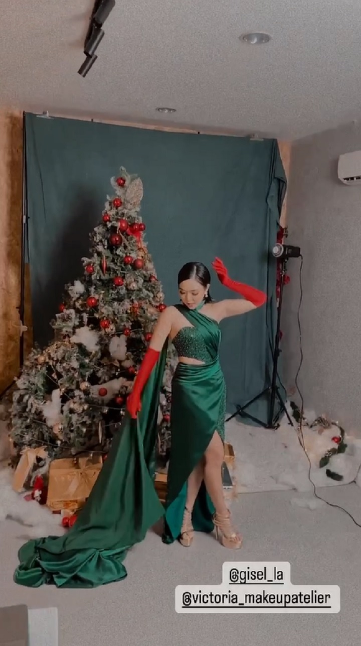 Gisel Pakai Baju Natal