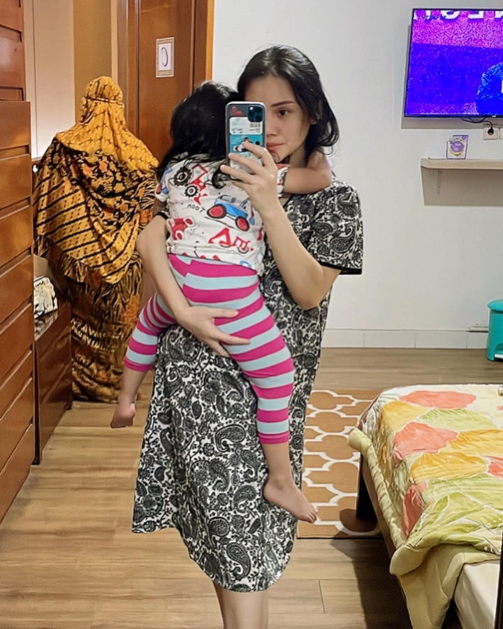 Cantik Alami Kenakan Daster