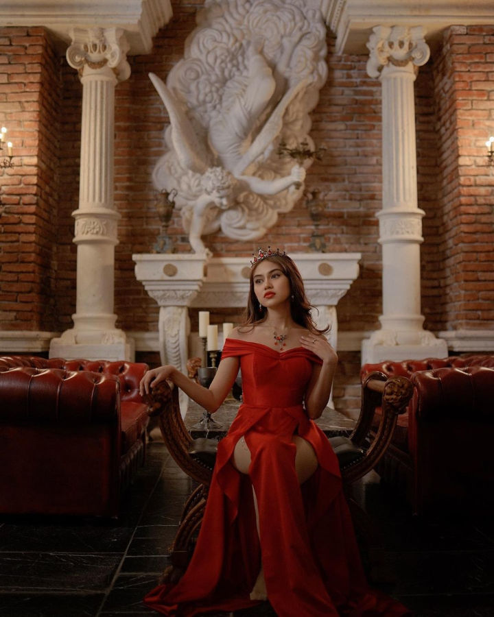 Elena Gilbert Versi Lokal