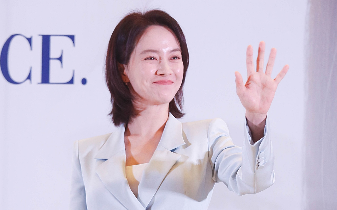 Song Ji Hyo Rela Desak-Desakan Demi Tolong Fans Yang Jatuh