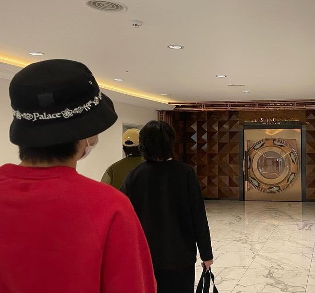 Jungkook BTS Terciduk Hangout Bareng V dan Choi Woo Shik di Arena Bowling Mewah