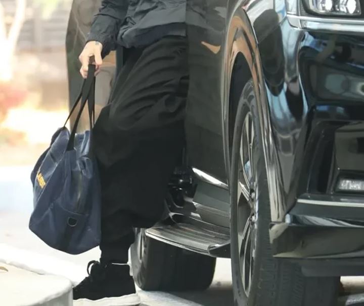 Jungkook BTS Santai Taruh di Lantai, Harga Tas Duffle Corduroy-nya Curi Perhatian