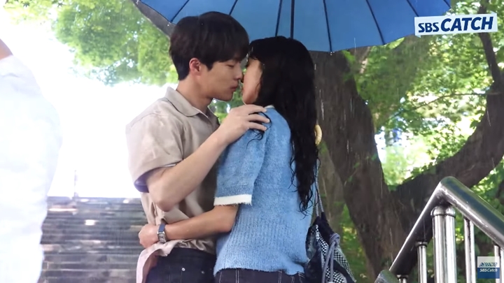 Bae In Hyuk dan Han Ji Hyun Ahli Banget Syuting Ciuman di Lokasi \'Cheer Up\'