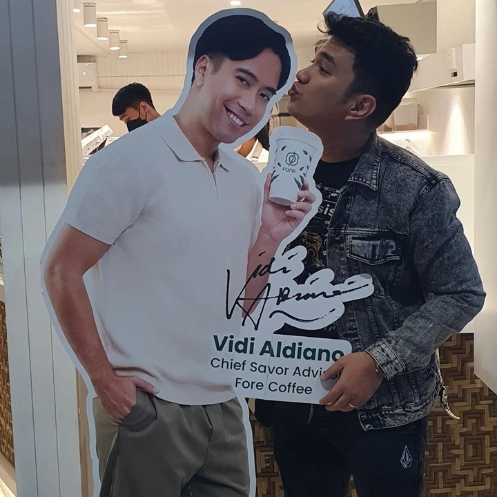 Pose Aldi Taher Pura-Pura Cium Vidi Aldiano Beneran Bikin Ngakak