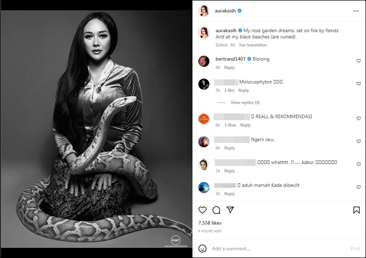 Aura Kasih Bikin Takjub Usai Pamer Pose Dililit Ular Besar