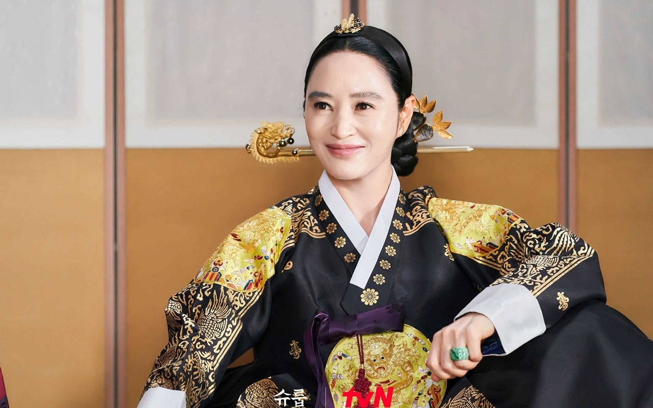 Kim Hye Soo Buat Kagum Para Selir 'Under The Queen's Umbrella'