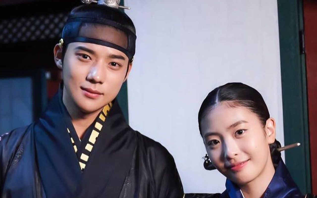 Oh Ye Ju Diam-Diam Tenangkan Moon Sang Min di Set 'Under The Queen's Umbrella'