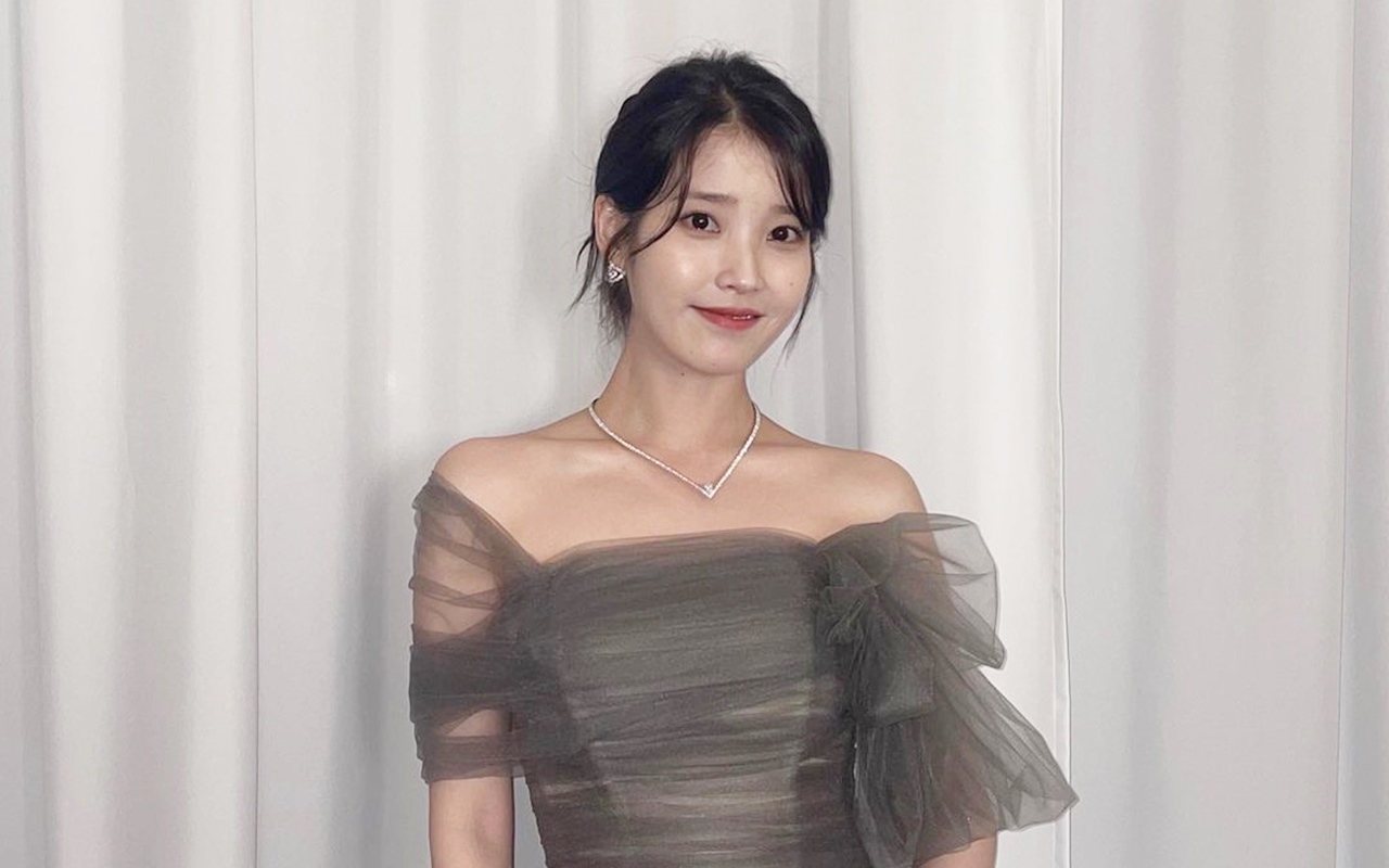 Blue Dragon Film Awards 2022: IU Dipuji Cantik, Gaun Terbuka Dipermasalahkan