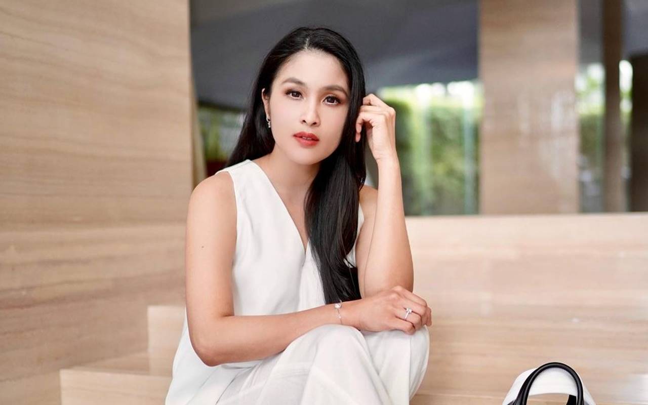 Cara Sandra Dewi Pakai Tas Seharga Mobil Curi Perhatian