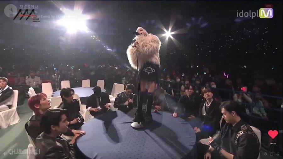 Momen Jiwoo KARD tampil di meja Stray Kids di AAA 2022