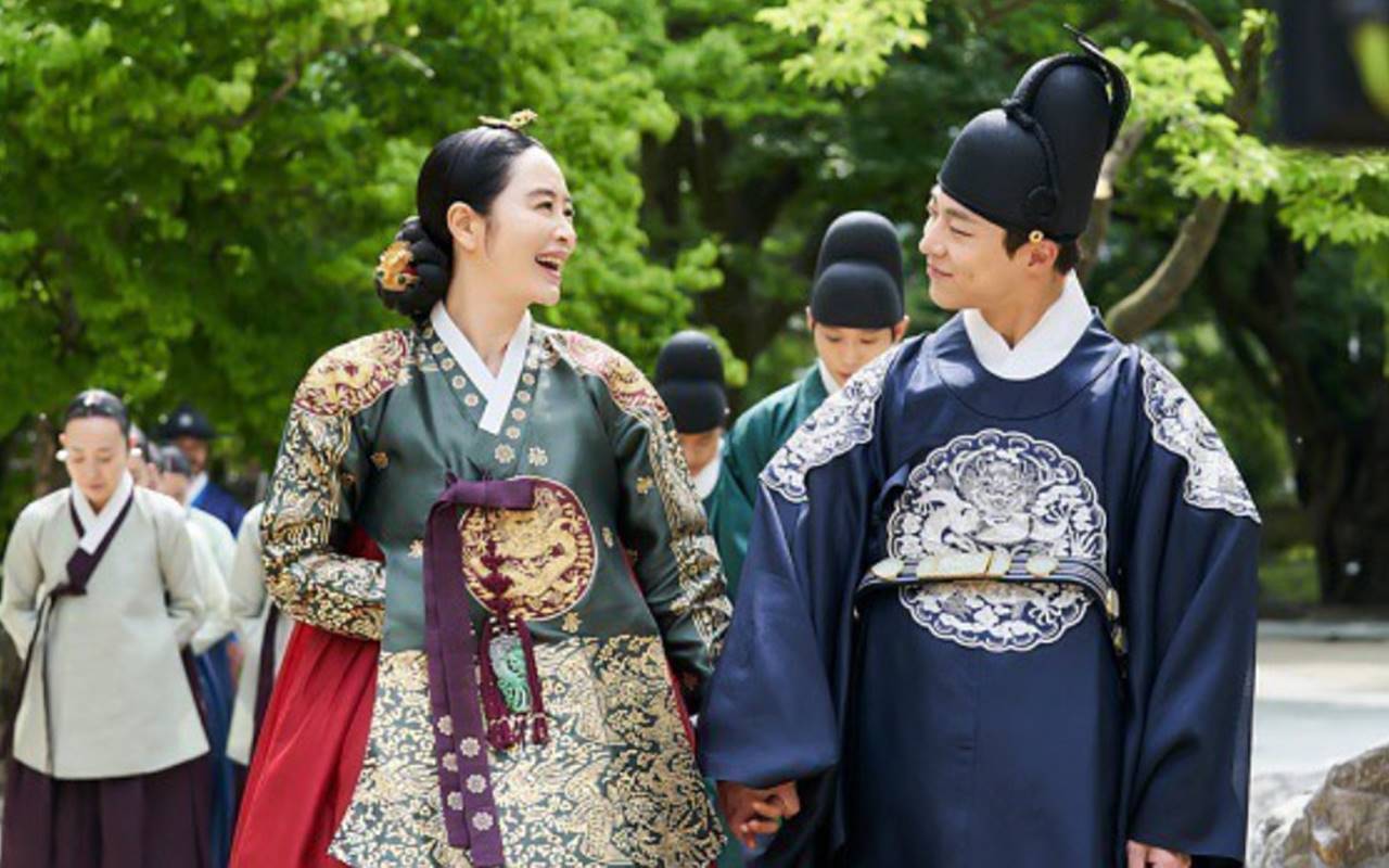 Kim Hye Soo Bikin Bae In Hyuk Merinding Saat Syuting 'Under The Queen's Umbrella'