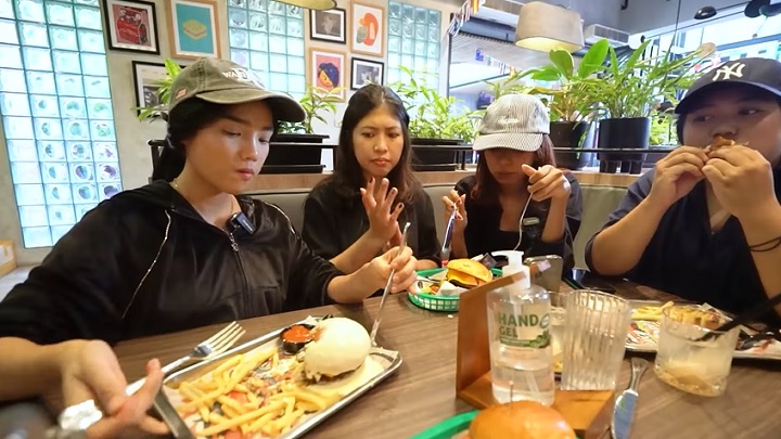 Berbagi Perasaan Jadi Pelayan di Karen's Diner