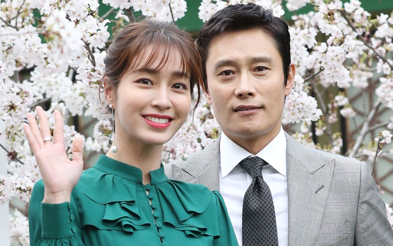 Lee Byung Hun Beri Izin Namanya Kena Nyinyir di Film Sang Istri