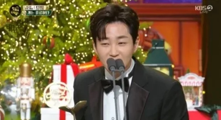 KBS Entertainment Awards 2022: DinDin Tuai Kecaman Usai Sebut Nama Kim Seon Ho Saat Pidato
