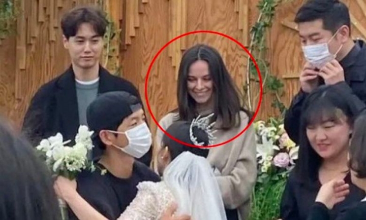Ekspresi Pacar Bule Lihat Song Joong Ki Peluk Cewek Lain Disorot