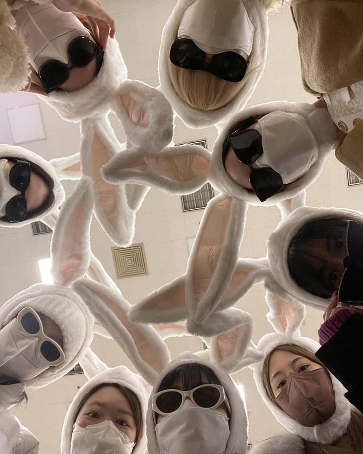 TWICE Pakai Bando Kelinci