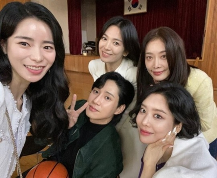 Potret Song Hye Kyo Senyum Bareng Geng Pembully \'The Glory\' Curi Perhatian