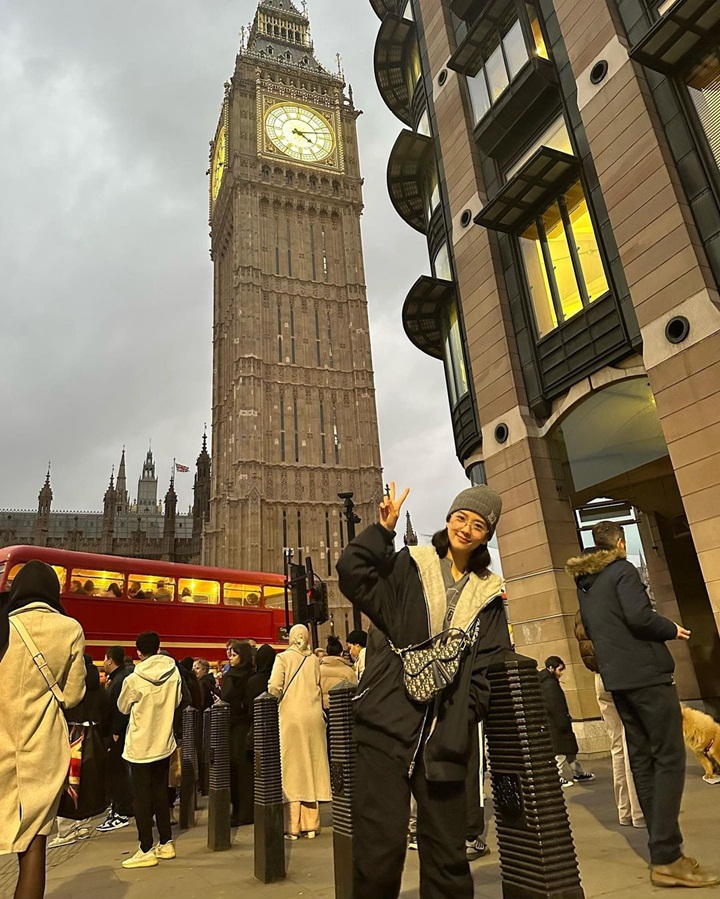 Ngeksis di Depan Big Ben