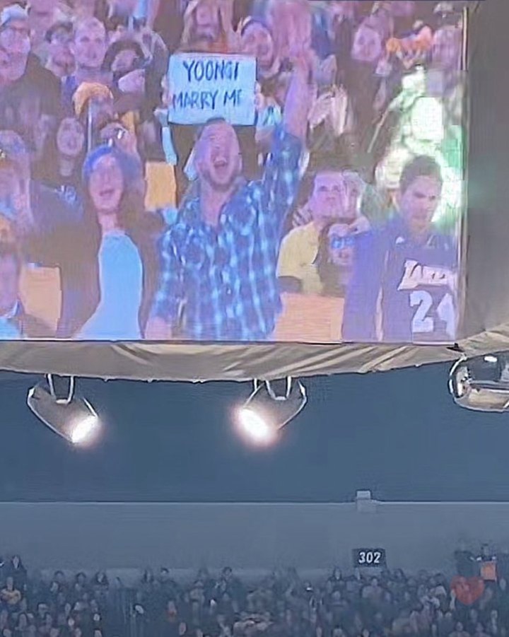 Suga BTS Dihantui Ajakan Nikah Meski Cuma Anteng Nonton BasketSuga BTS Dihantui Ajakan Nikah Meski Cuma Anteng Nonton Basket