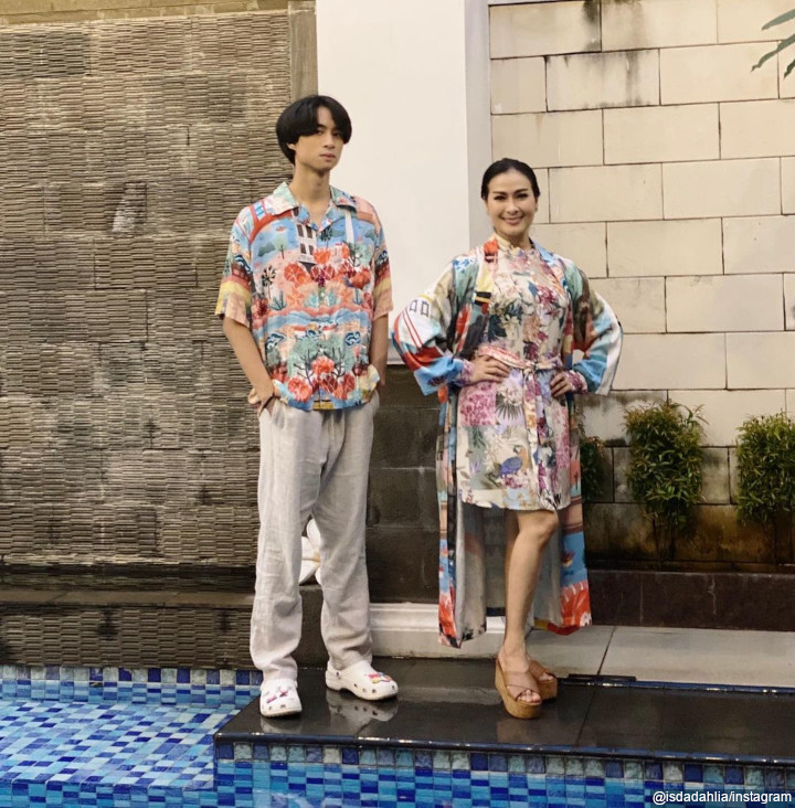 Kenakan Baju Couple