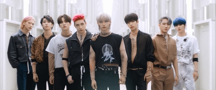 Dipadukan dengan Riasan dan Gaya Rambut Mullet