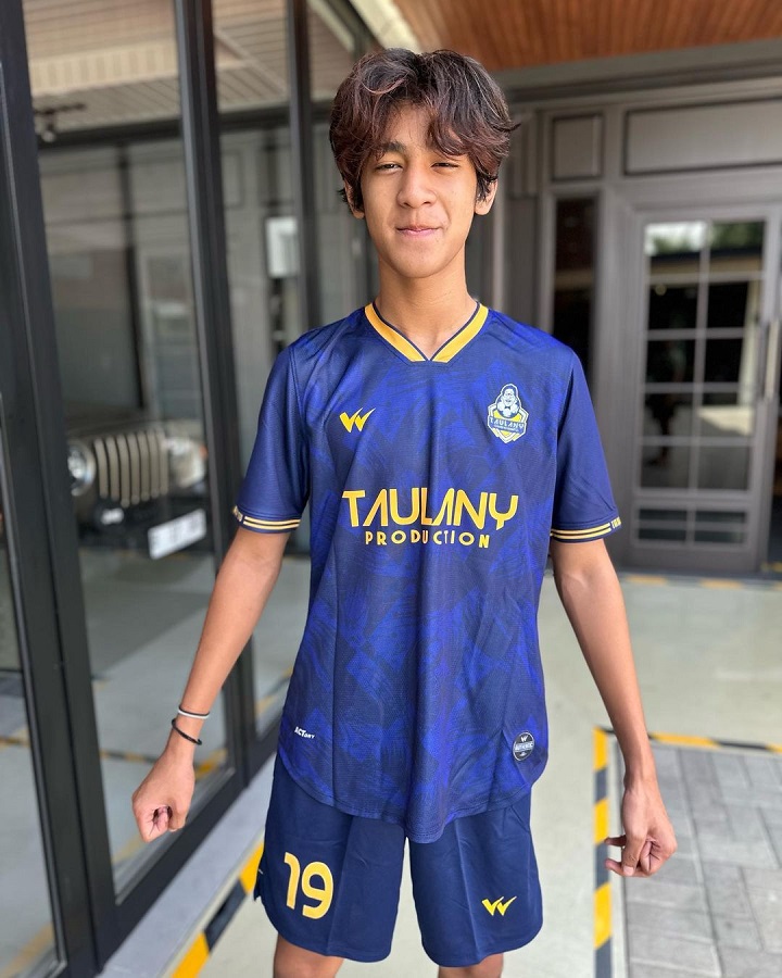 Cute dengan Jersey 