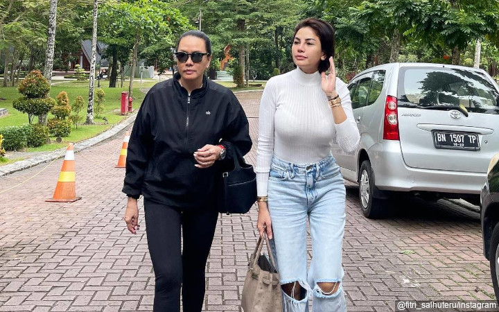 Fitri Salhuteru Ucap Syukur Usai Kabar Di-unfollow Nikita Mirzani