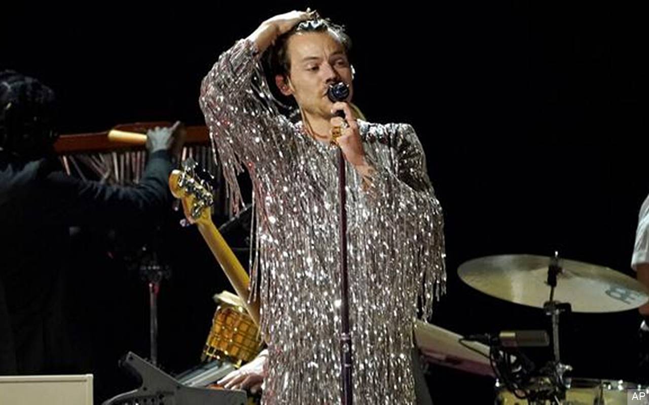 Kelewat Energik, Harry Styles Nyaris Jatuh Saat Bawakan 'As It Was' Di Grammy Awards 2023