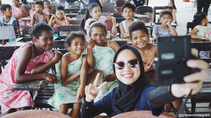 Selfie Manis dengan Anak-anak Filipina