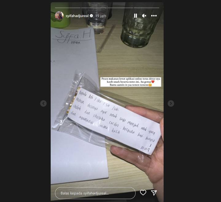 Tersentuh Dapat Snack dan Catatan Kecil dari Driver Ojol, Syifa Hadju: Bantu Aamiin-in