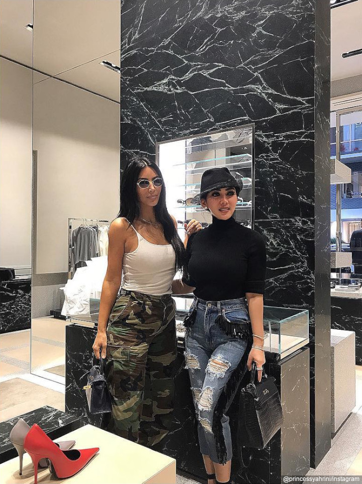 Papasan dengan Kim Kardashian di Jepang